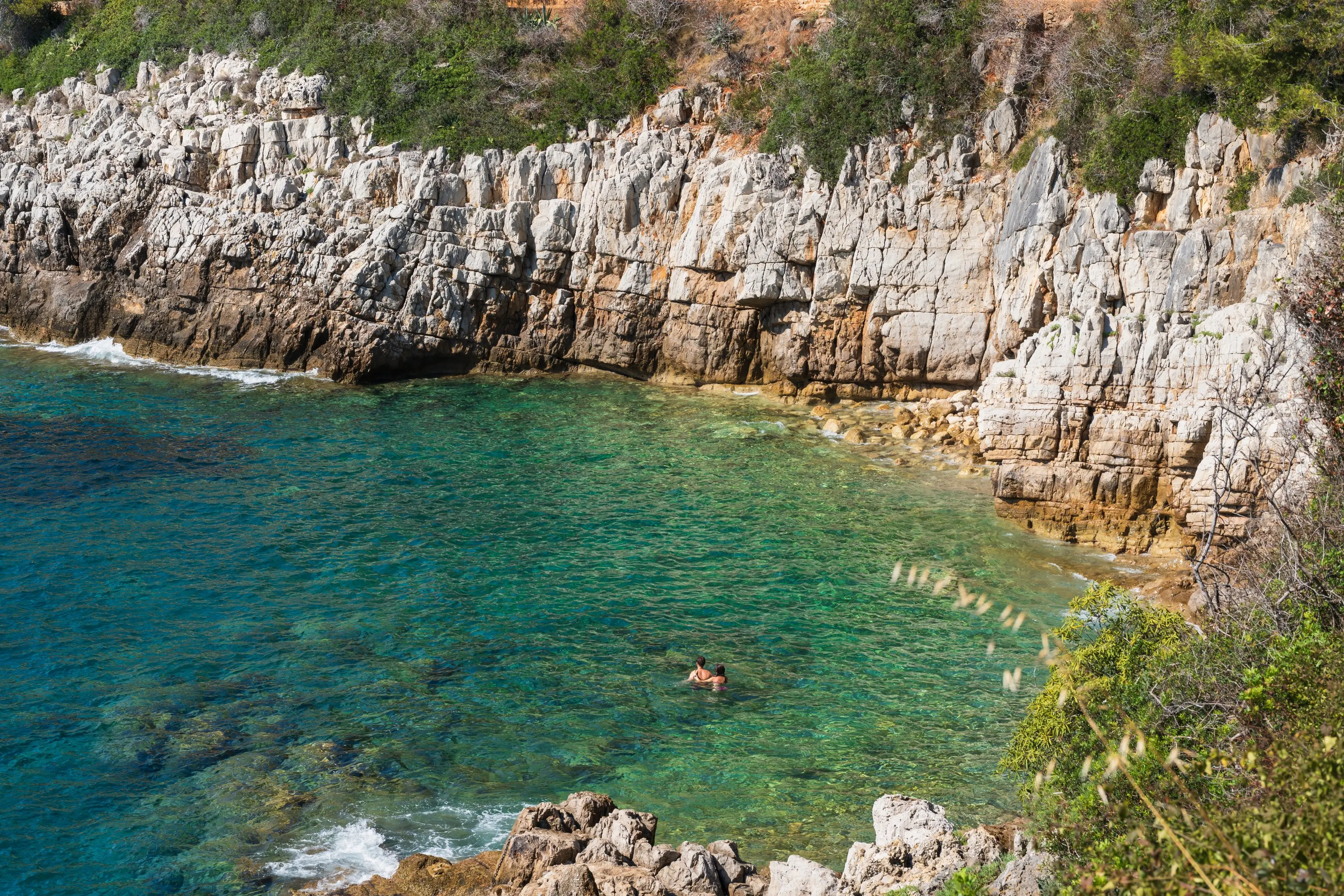 Une crique aux eaux turquoise sous les falaises blanches de Saint-Jean-Cap-Ferrat