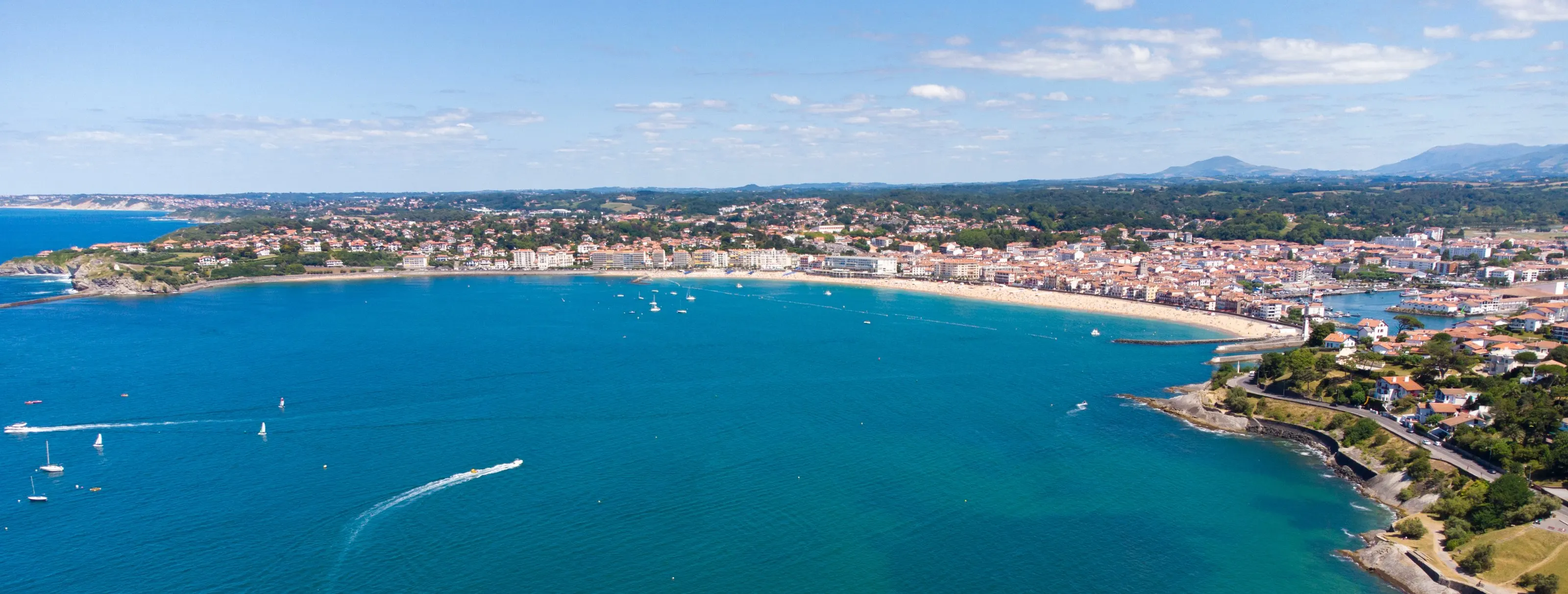 La baie de Saint-Jean-de-Luz vue du ciel, sa plage abritée et les collines basques