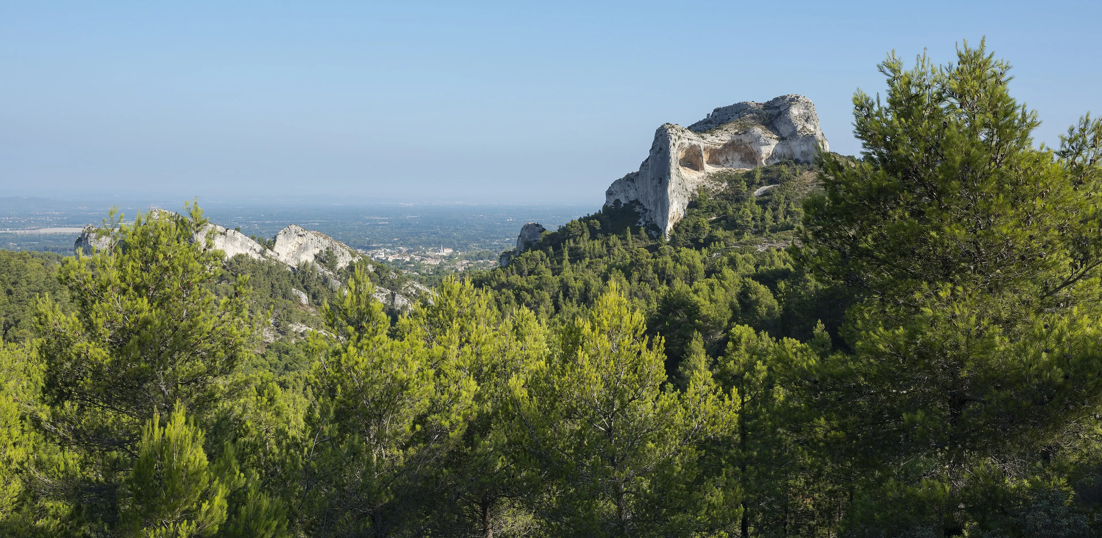 Saint-Rémy-de-Provence et les crêtes des Alpilles, dans la lumière de fin de journée