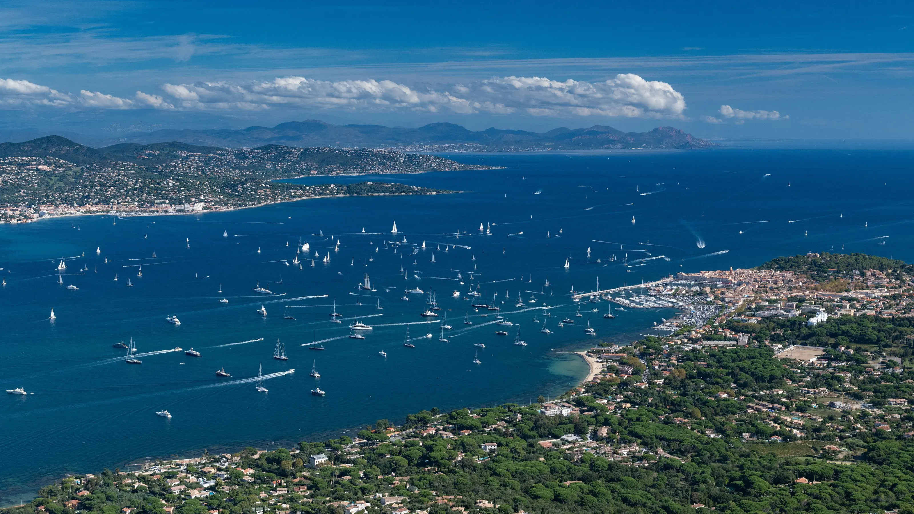 Le golfe de Saint-Tropez vu du ciel, ses voiliers et la ville au loin