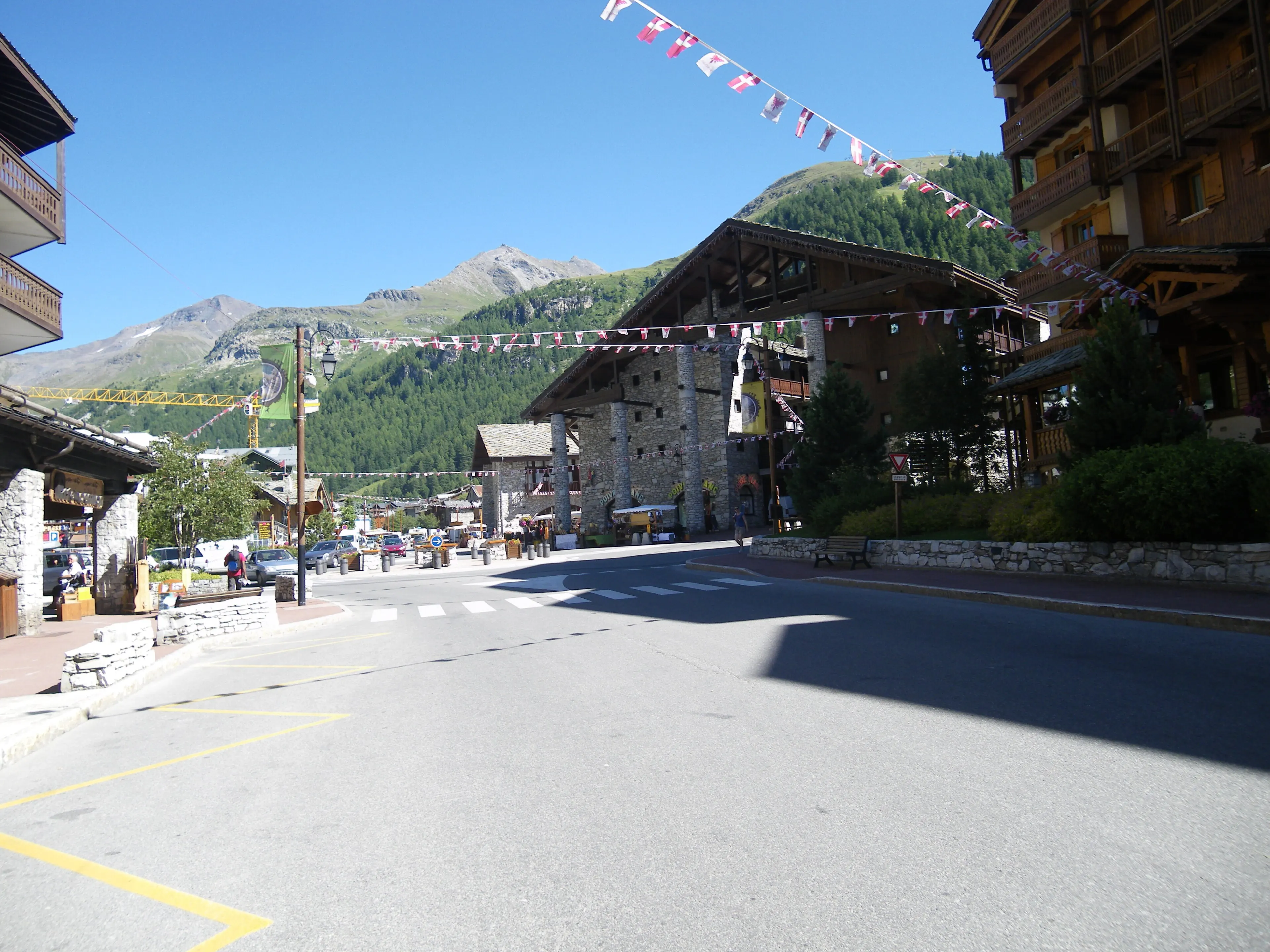 The village of Val-d’Isère and its church, at the heart of the upper valley