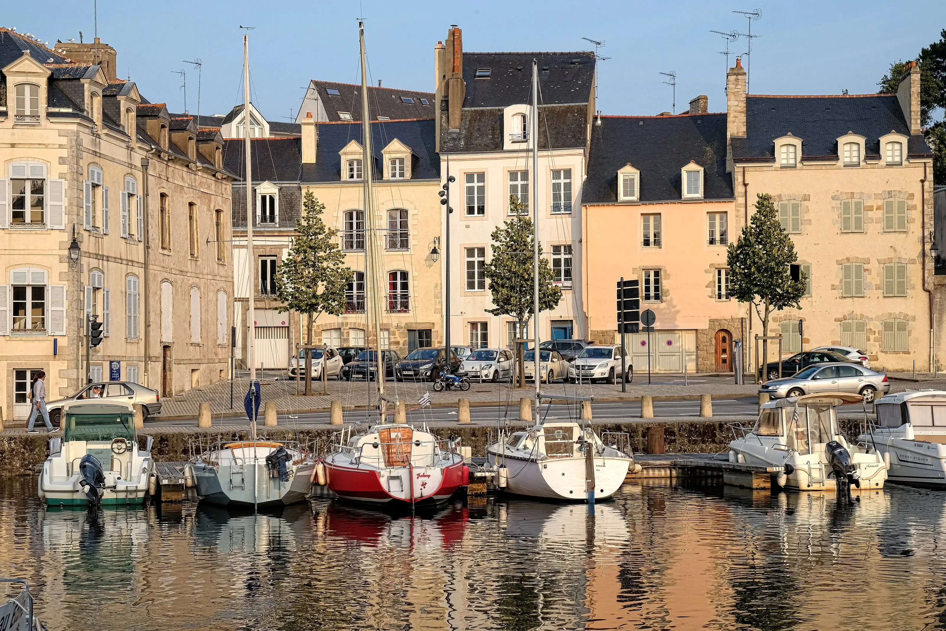 Le port de plaisance de Vannes et les façades de pierre du quai, toits d’ardoise