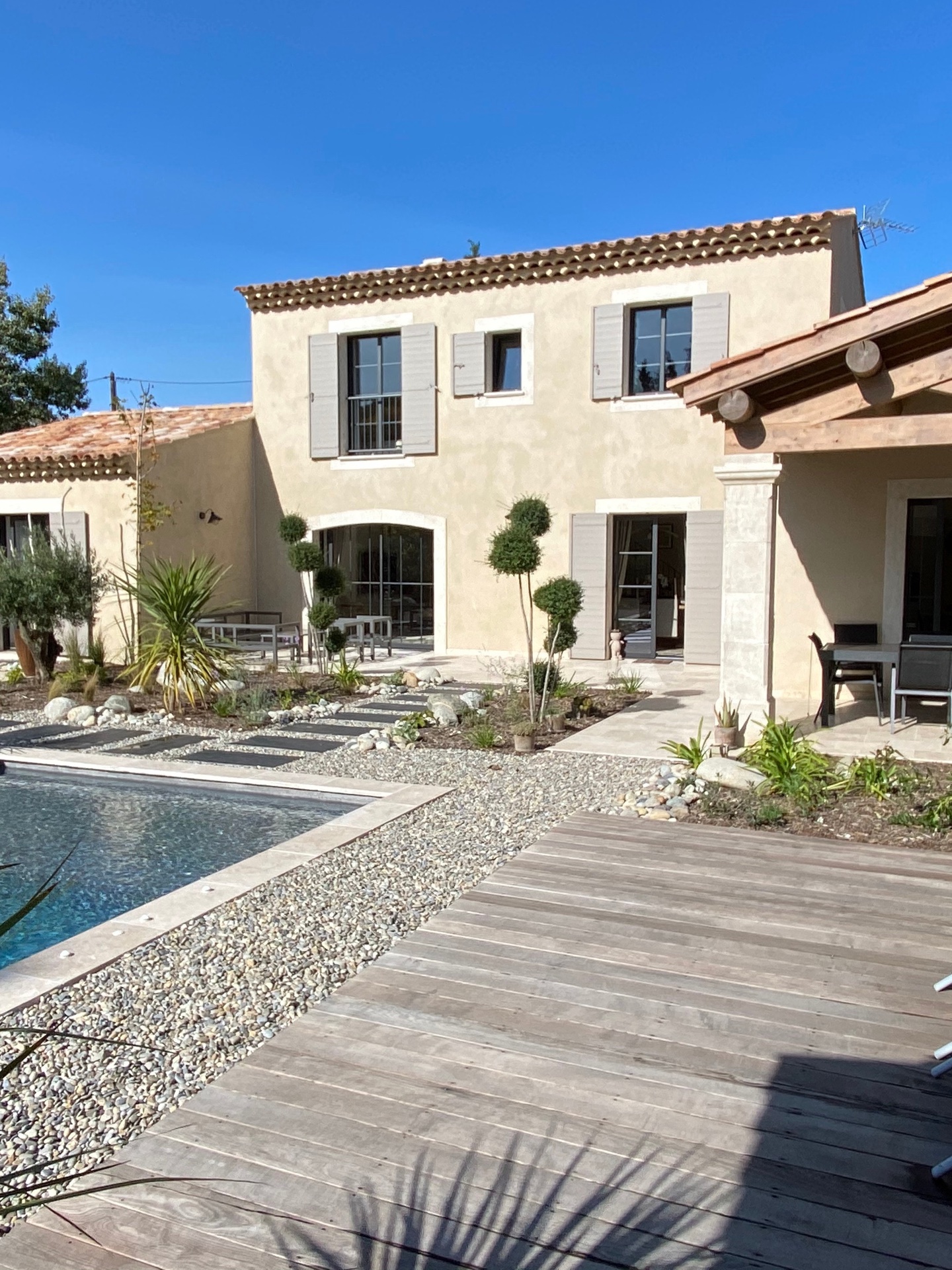Villa provençale et sa piscine, terrasse en bois au soleil du sud