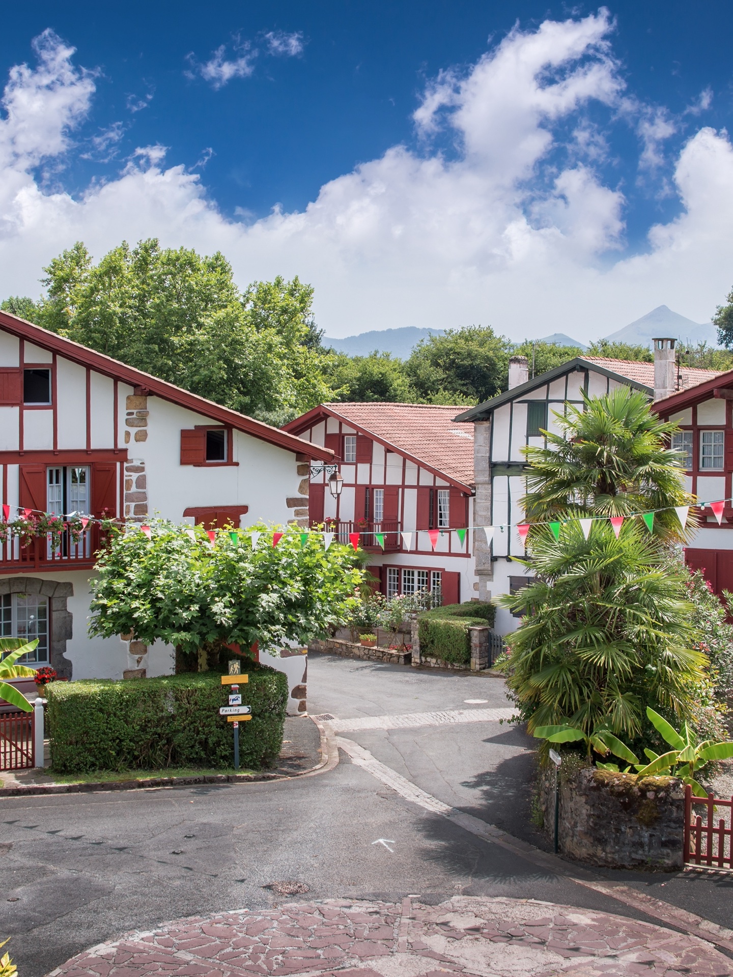 Maisons basques à colombages blancs et rouge sombre, le long d’une rue du Pays basque